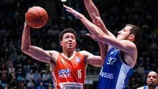 Der Ulmer Isaiah Roby machte in Frankfurt, hier gegen Einaras Tubitis, über weite Strecke ein gutes Spiel, erzielte 19 Punkte. Am Ende konnte er aber die überraschende Niederlage nicht verhindern.