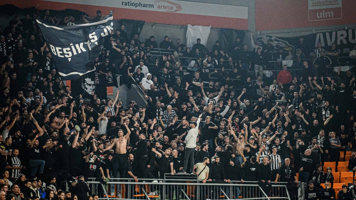 Rund 3.000 Besiktas-Fans waren am zweiten Weihnachtsfeiertag in der Neu-Ulmer Arena und feuerten lautstark ihr Team an. Am Ende verlor die türkische Mannschaft im Eurocup gegen ratiopharm Ulm.