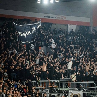 Rund 3.000 Besiktas-Fans waren am zweiten Weihnachtsfeiertag in der Neu-Ulmer Arena und feuerten lautstark ihr Team an. Am Ende verlor die türkische Mannschaft im Eurocup gegen ratiopharm Ulm.