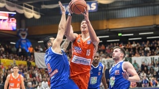 Der Ulmer Isaiah Roby zieht gegen Weißenfels zum Korb. Roby war in der ersten Halbzeit bester Ulmer mit 14 Punkten.