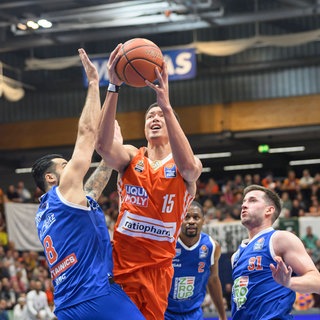 Der Ulmer Isaiah Roby zieht gegen Weißenfels zum Korb. Roby war in der ersten Halbzeit bester Ulmer mit 14 Punkten.