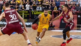 Javon Masters (Mitte) von den Tigers Tübingen versucht sich gegen zwei Gegenspieler vom FC Bayern durchzusetzen