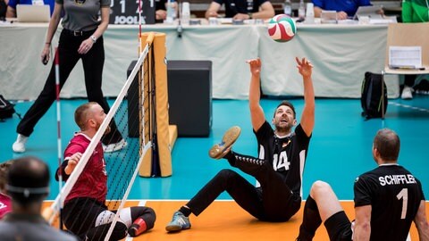 Der deutsche Sitzvolleyball-Nationalspieler Torben Schiewe bei den Paralympics 2021 in Tokio im Spiel gegen Kanada. 