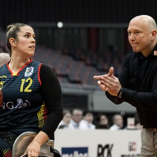 Rollstuhlbasketball-Nationalspielerin Nathalie Passiwan und Bundestrainer Dirk Passiwan