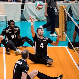 Sitzvolleyballer Heiko Wiesenthal und Francis Tonleu