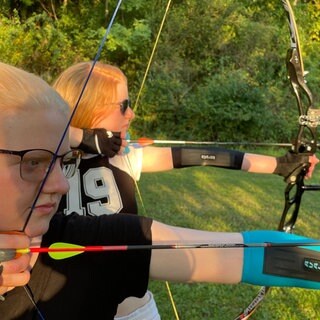 Nina und Julia Weise aus Kraichtal Unteröwisheim sind Zwillinge und treten bei den Deutschen Meisterschaften im Para Bogenschießen an.