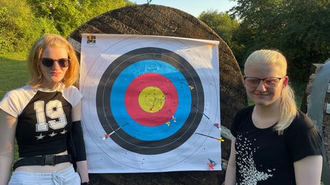 Nina und Julia Weise aus Kraichtal lieben Bogenschießen und trainieren mehrmals die Woche beim SSV Unteröwisheim.