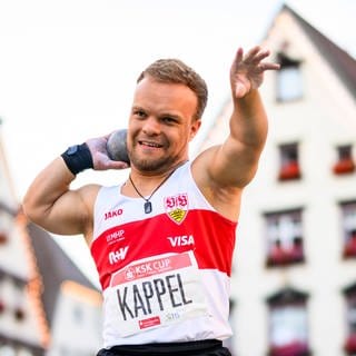 Niko Kappel beim Kugelstoßen.