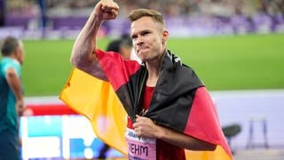 Markus Rehm (Weitspringer) jubelt bei Paralympics 2024 nach Goldmedaille