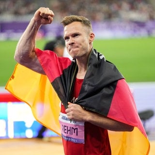 Markus Rehm (Weitspringer) jubelt bei Paralympics 2024 nach Goldmedaille