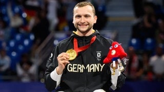 Rollstuhlfecher Maurice Schmidt mit seiner Goldmedaille. 