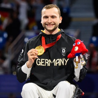 Rollstuhlfecher Maurice Schmidt mit seiner Goldmedaille. 