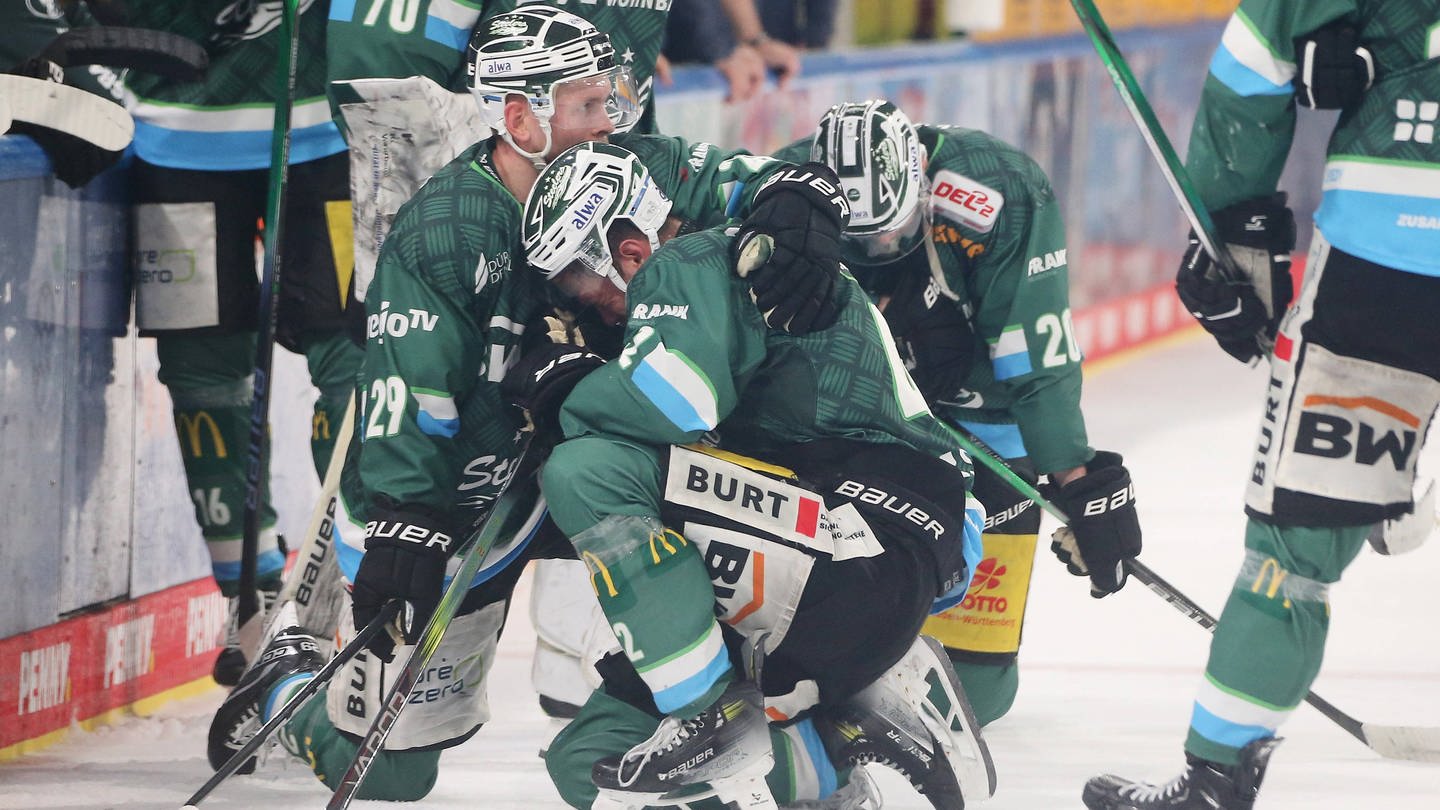 Eishockeyspieler Alexander Preibisch und Fabjon Kuqi von den Bietigheim Steelers kniend auf dem Eis.