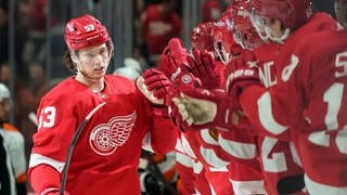 Moritz Seider von den Detroit Red Wings feiert mit den Mitspielern sein Tor