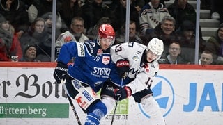 Die Schwenninger Wild Wings (blau) schlagen die Adler Mannheim