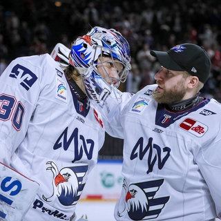 Torhüter Arno Tiefensee (Adler Mannheim) neben Torhüter Felix Brückmann (Adler Mannheim) nach dem Sieg gegen Kölner Haie