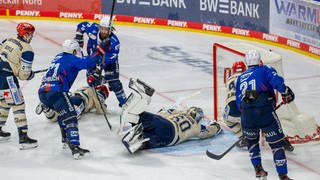 Spielszene: Adler Mannheim gegen Schwenninger Wild Wings