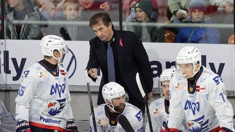 Cheftrainer Dallas Eakins im Gespräch mit seinen Spielern