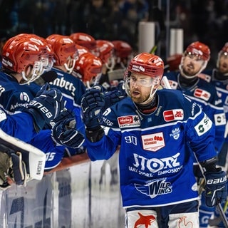 Die Spieler der Schwenninger Wild Wings klatschen sich nach dem Tor zur 1:0-Führung ab