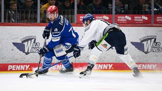 Will Weber (Schwenninger Wild Wings) im Duell mit Tim Brunnhuber (Straubing Tigers) im vierten Viertelfinal-Spiel der DEL-Playoffs.