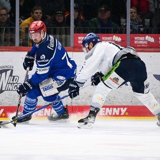 Will Weber (Schwenninger Wild Wings) im Duell mit Tim Brunnhuber (Straubing Tigers) im vierten Viertelfinal-Spiel der DEL-Playoffs.