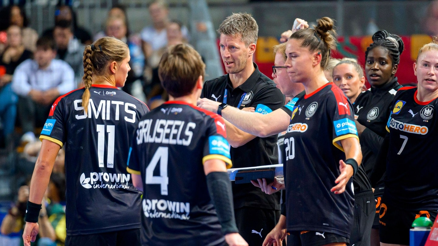 “German Handball Players Prepare for First Home Games of 2023 with Full Halls and High Expectations”