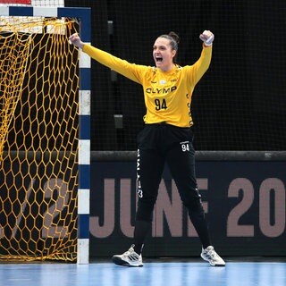 Die Handballerinnen freuen sich über den 29:27-Erfolg gegen Ikast. 