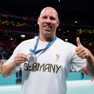 Axel Kromer in Paris mit einer Silbermedaille um den Hals