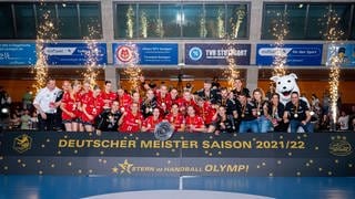 Die Bietigheimer Handballerinnen bejubeln ihre Meisterschaft.