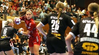 Xenia Smits mit Ball in der Hand für Bietigheim