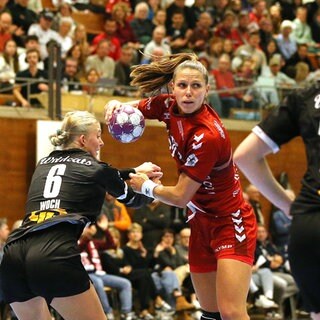 Xenia Smits mit Ball in der Hand für Bietigheim