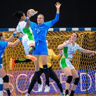 Handball EHF CL - 2324 - SG BBM Bietigheim vs. Gyoeri Audi ETO KC v.li. Karolina Kudlacz-Gloc (Bietigheim), Bruna Almeida de Paula (GyÃ¶r), Kelly Dulfer (Bietigheim), Kari Brattset Dale (Gyoeri)