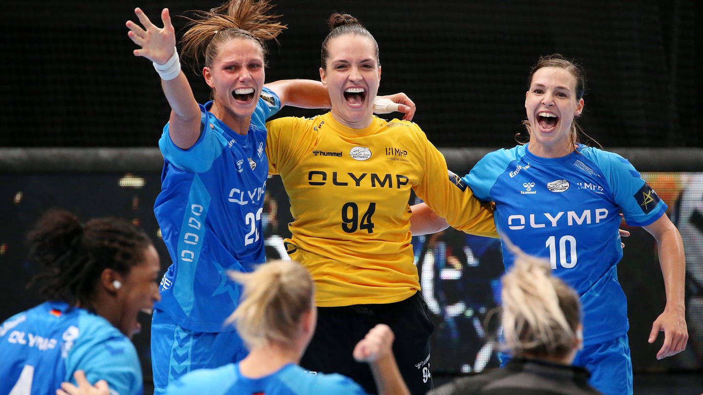 Xenia Smits jubelt mit der SG BBM Bietigheim in der Handball Champions League.