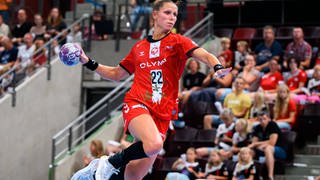 Xenia Smits (HB Ludwigsburg) bei Sprungwurf im Handball