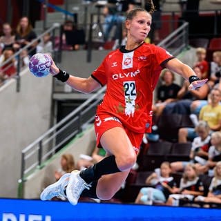 Xenia Smits (HB Ludwigsburg) bei Sprungwurf im Handball