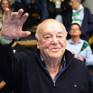 Horst Singer winkt beim Besuch der Göppinger EWS Arena ins Publikum