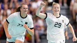 Viola Leuchter und Antje Döll wollen bei der Handball-EM das Halbfinale erreichen. 