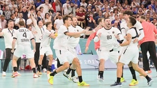 Die deutschen Handballer bejubeln den Halbfinal-Einzug bei den Olympischen Spielen nach dem legendären Sieg gegen Frankreich. 