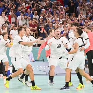 Die deutschen Handballer bejubeln den Halbfinal-Einzug bei den Olympischen Spielen nach dem legendären Sieg gegen Frankreich. 