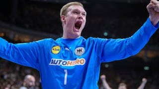 14.01.2024, EHF EURO 2024, Männer Europameisterschaft Handball, Mercedes-Benz-Arena in Berlin, Deutschland - Nordmazedonien: Torhüter David Späth (Deutschland) jubelnd nach der Parade 