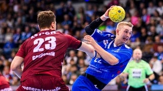 TVB Stuttgarts Torben Matzke in Aktion gegen Potsdams Sergey Gorpishin.