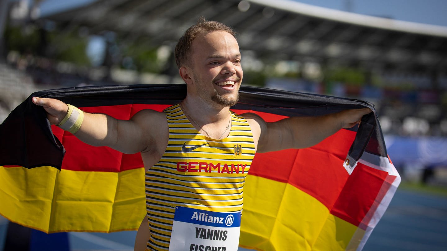 Yannis Fischer mit Deutschlandflagge in der Hand