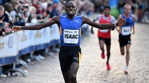 Isaac Kimeli (Belgien) gewinnt den Silvesterlauf in Trier 2023