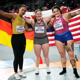 Yemisi Ogunleye freut sich über ihre Silbermedaille