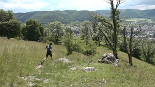 Lukas Schwella läuft seinen Hausberg hinab.