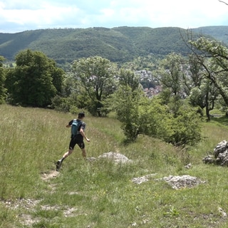 Lukas Schwella läuft seinen Hausberg hinab.