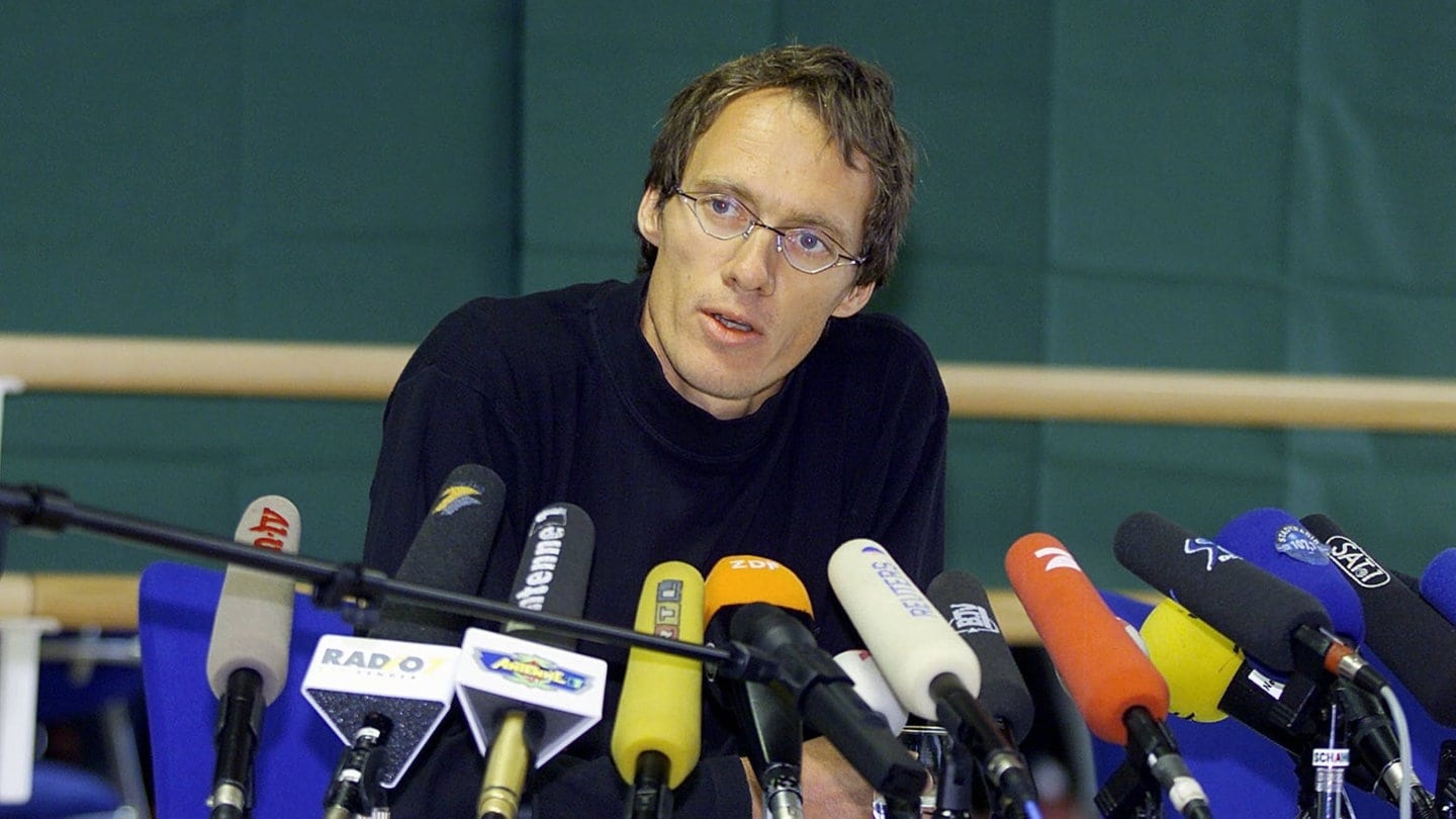 Dieter Baumann bei der Pressekonferenz im November 1999 am Olympiastützpunkt Stuttgart