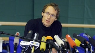 Dieter Baumann bei der Pressekonferenz im November 1999 am Olympiastützpunkt Stuttgart 