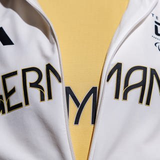 Eine Trainingsjacke des Deutschen Teams der Paralympics 2024 in Paris mit dem Logo des Sportartikelherstellers Adidas AG und dem Aufdruck Germany