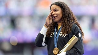 Kugelstoßerin Yemisi Ogunleye war nach dem Gewinn der Goldmedaille bei den Olympischen Spielen in Paris überwältigt. 